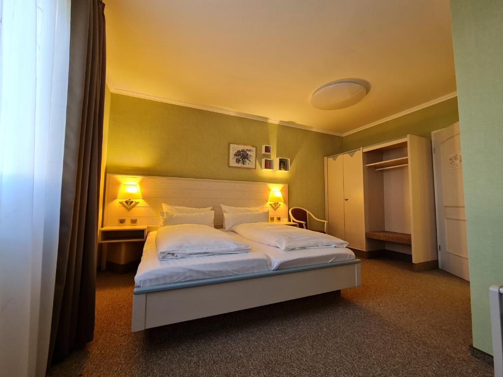 Postel nebo postele na pokoji v ubytování Ambiente Hotel garni