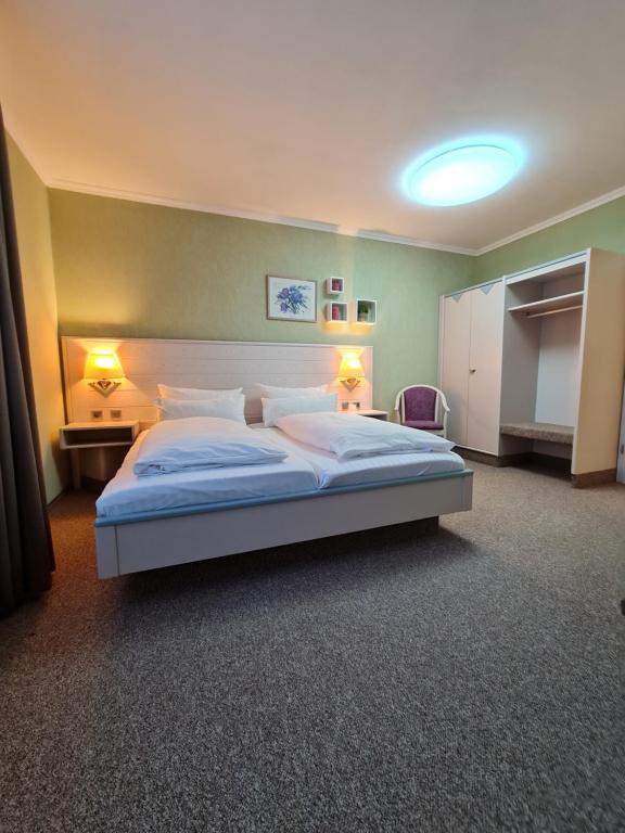 Postel nebo postele na pokoji v ubytování Ambiente Hotel garni