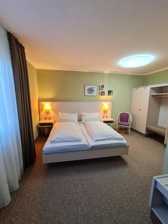 Postel nebo postele na pokoji v ubytování Ambiente Hotel garni