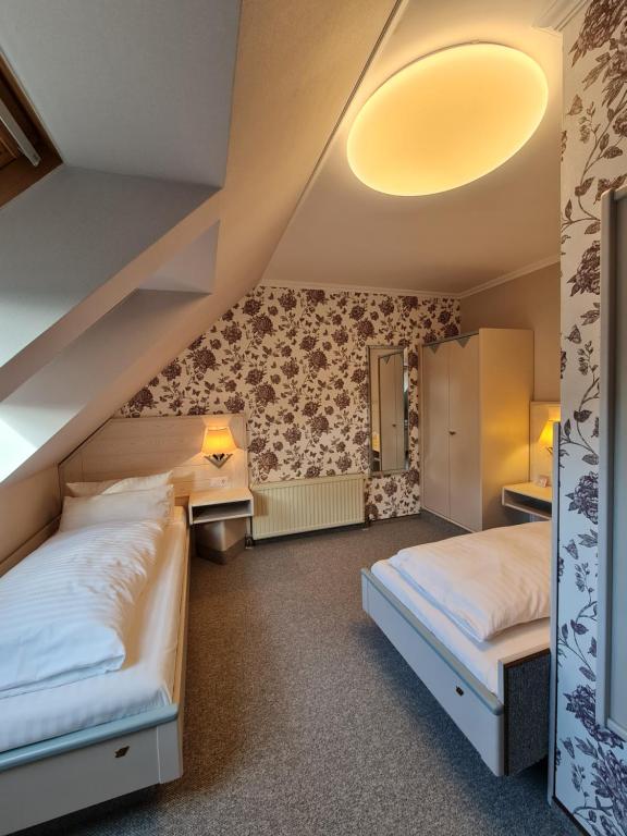 Postel nebo postele na pokoji v ubytování Ambiente Hotel garni