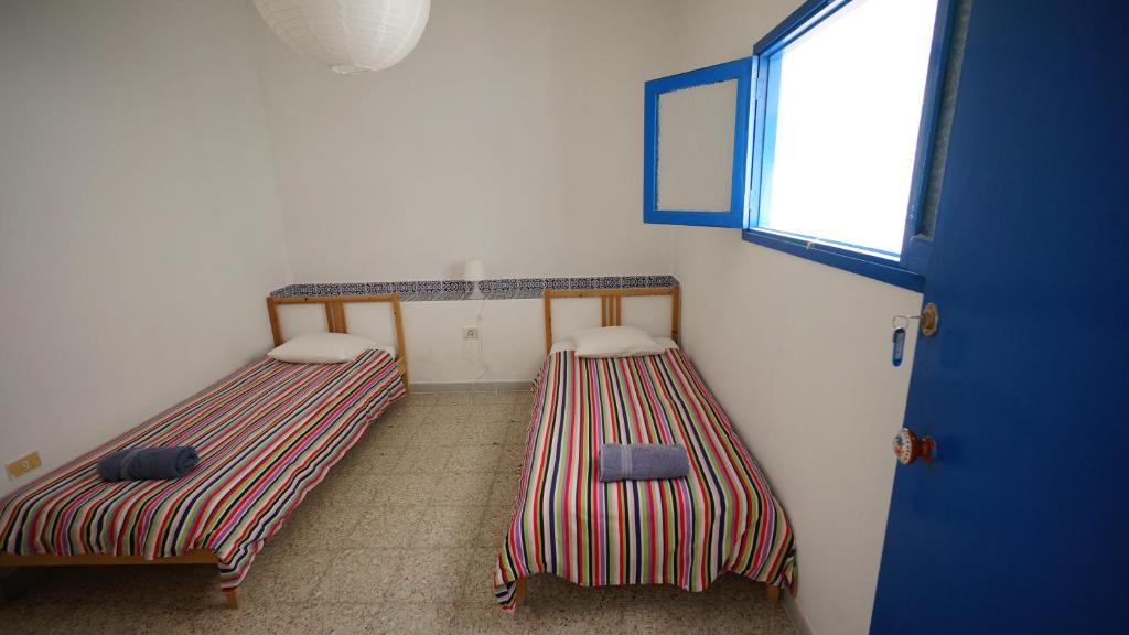 A bed or beds in a room at Sol y Mar Surf Camp