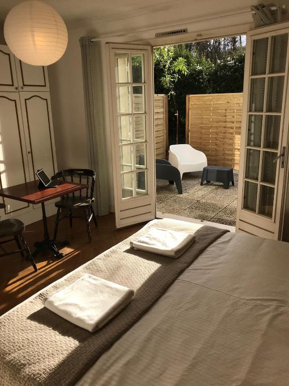 une chambre avec un lit avec deux serviettes dessus dans l'établissement Une nuit sur Loire, à Trèves-Cunault