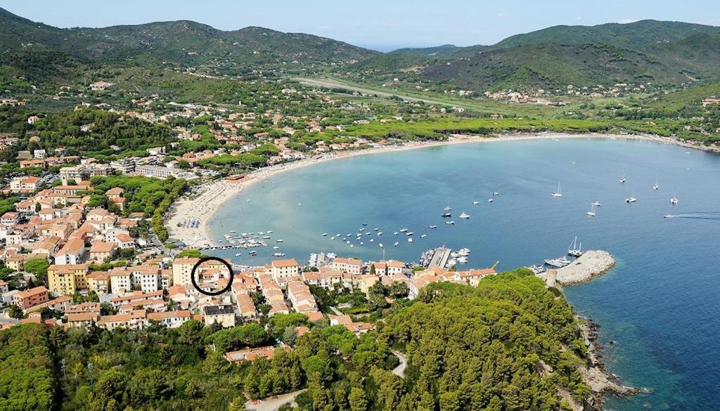 Luftaufnahme eines Strandes mit Booten im Wasser in der Unterkunft Isola Blu - Goelba in Marina di Campo