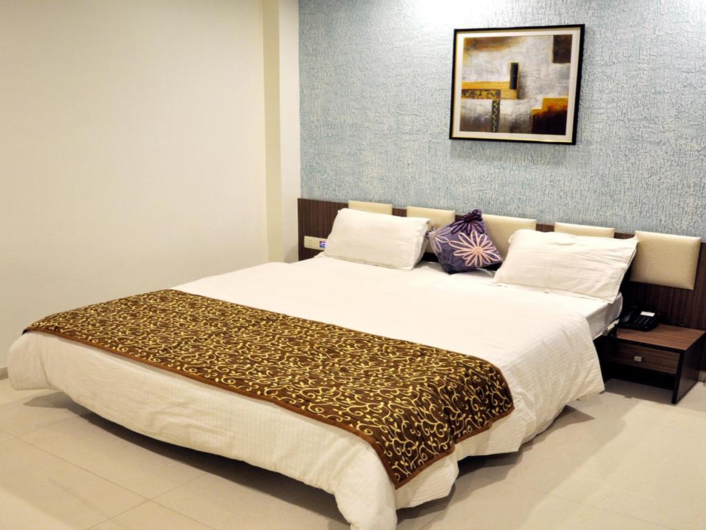 A bed or beds in a room at Hotel Jyoti