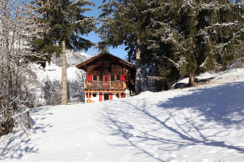 Idyllic chalet in Evolène, with view on the Dent Blanche and the mountains v zimě