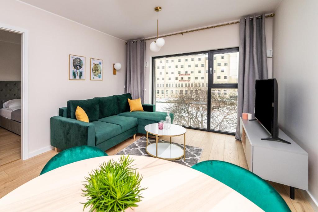 Televízia a/alebo spoločenská miestnosť v ubytovaní PoBookowane River View Apartments Gdańsk