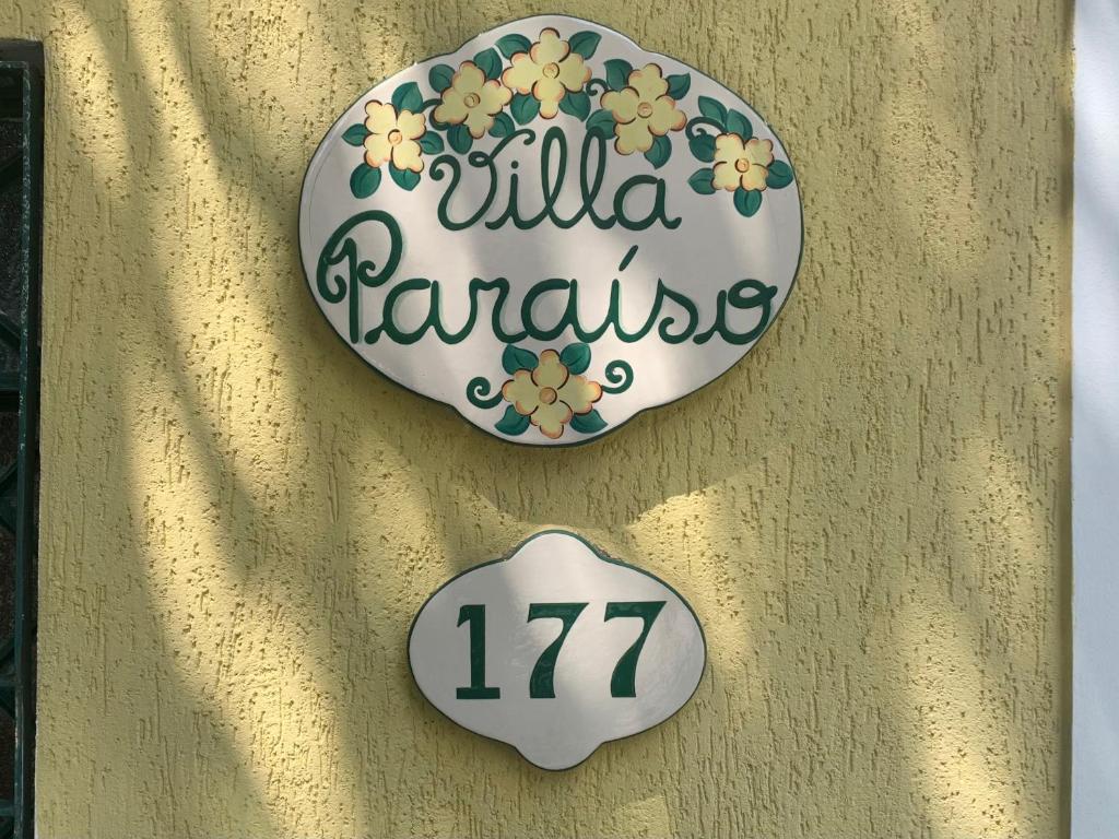 Um certificado, prêmio, placa ou outro documento exibido em Villa Paraíso