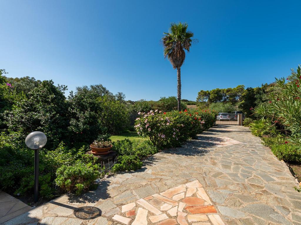 A garden outside Casa Flamingo 150m dal mare