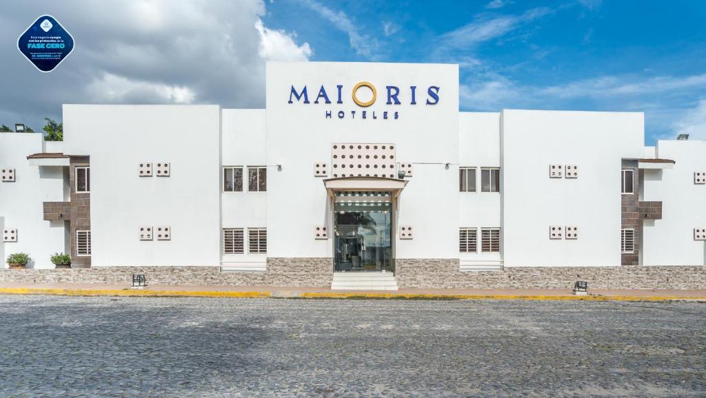 biały budynek z napisem "hotel molinos" w obiekcie Hotel Maioris Guadalajara w mieście Guadalajara