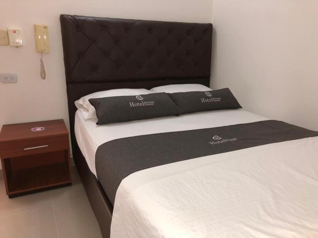 Postel nebo postele na pokoji v ubytování Hotel Aeromar Central