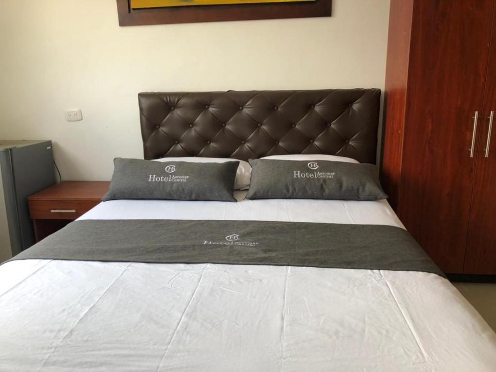 Postel nebo postele na pokoji v ubytování Hotel Aeromar Central