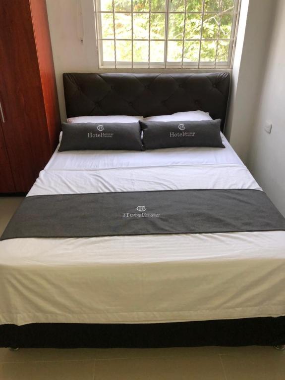 Postel nebo postele na pokoji v ubytování Hotel Aeromar Central