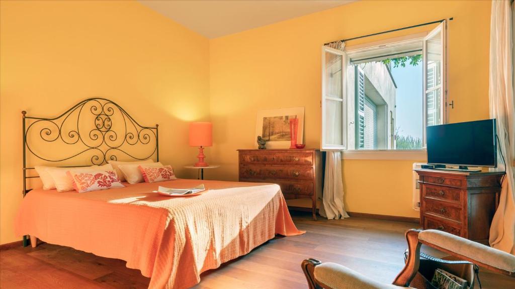 Televízia a/alebo spoločenská miestnosť v ubytovaní CASA DEL VENTO 10, Emma Villas