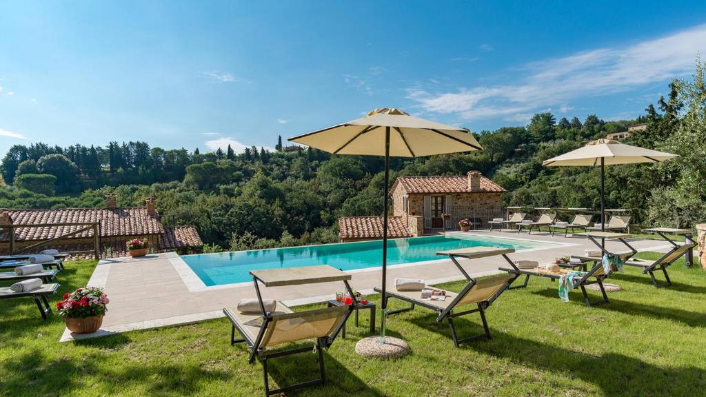 Basen w obiekcie Il Casale Di Manuele 12, Emma Villas lub w pobliżu