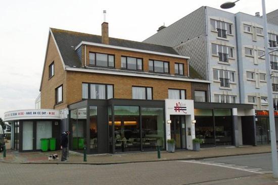 un edificio en una calle de la ciudad con un edificio en Huis Marie-Thérèse, en Bredene