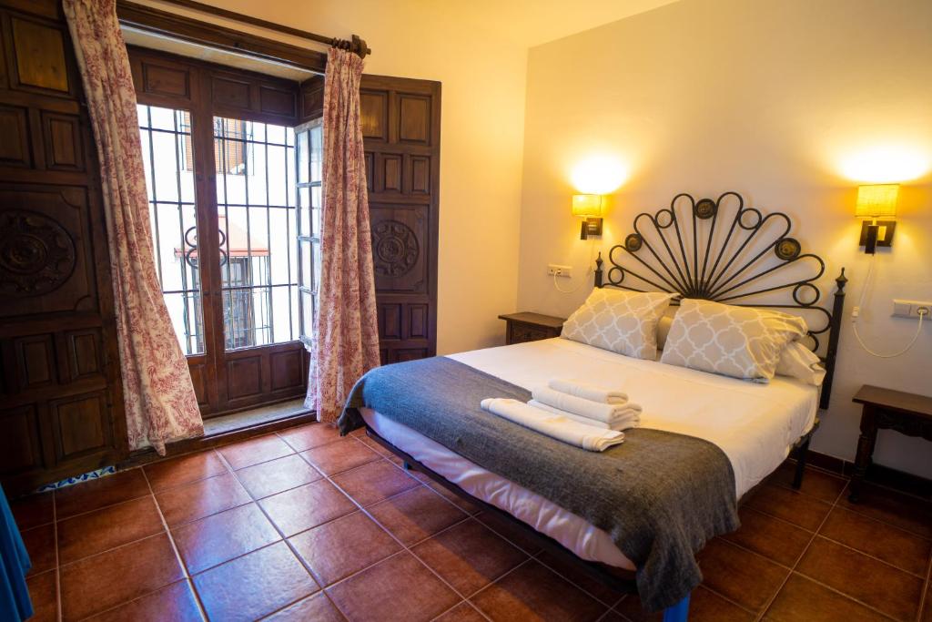 Łóżko lub łóżka w pokoju w obiekcie Apartamentos Terrazas del Tajo