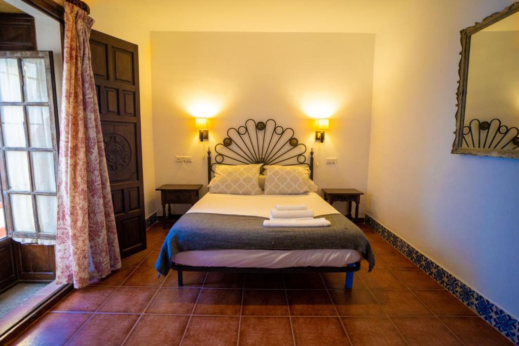 Łóżko lub łóżka w pokoju w obiekcie Apartamentos Terrazas del Tajo