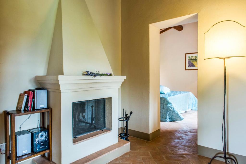 Televízia a/alebo spoločenská miestnosť v ubytovaní PODERE SAN BUONO 6, Emma Villas