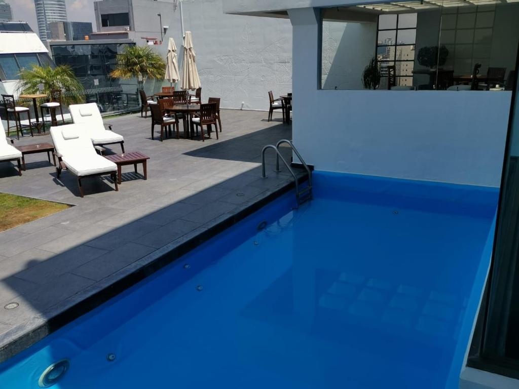 niebieski basen przed budynkiem w obiekcie Hotel Royal Reforma w mieście Meksyk
