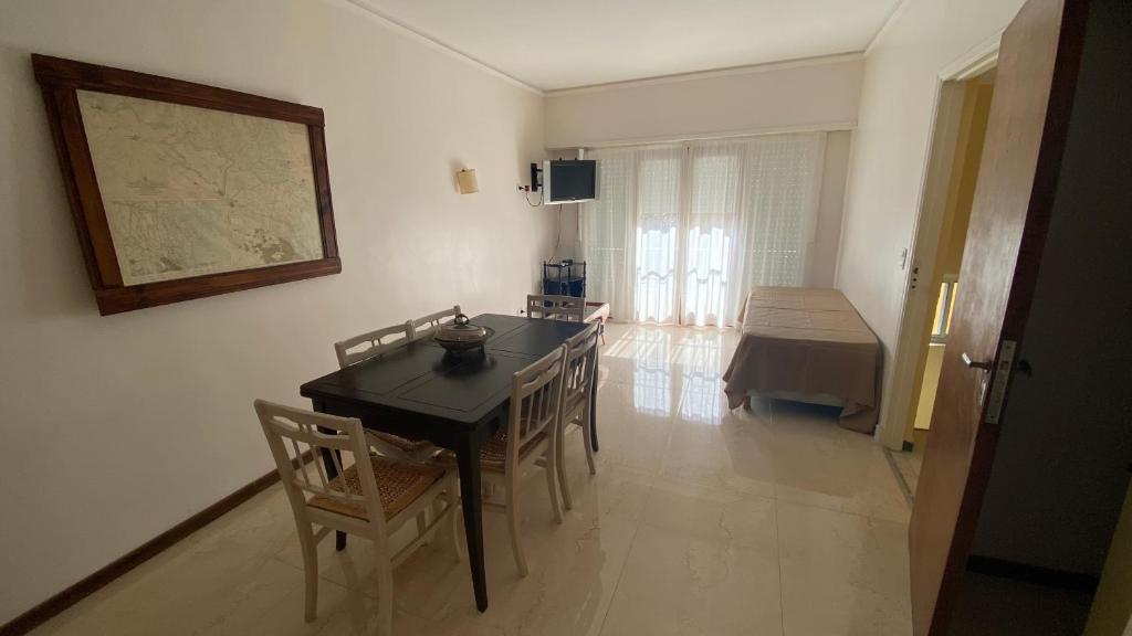a dining room with a table and chairs in a room at 3 ambientes - Departamento reciclado a nuevo a 250m del mar in Miramar