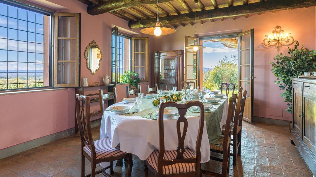 Restauracja lub miejsce do jedzenia w obiekcie VILLA IL FORAMASSO 10&2, Emma Villas