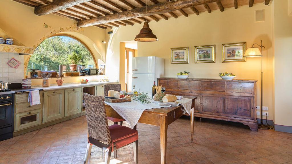 Kuchnia lub aneks kuchenny w obiekcie VILLA IL FORAMASSO 10&2, Emma Villas