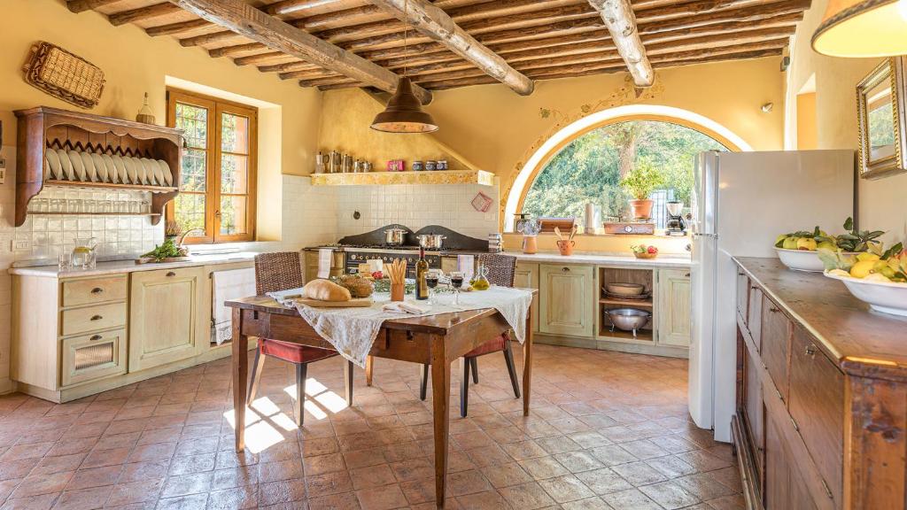 Kuchnia lub aneks kuchenny w obiekcie VILLA IL FORAMASSO 10&2, Emma Villas