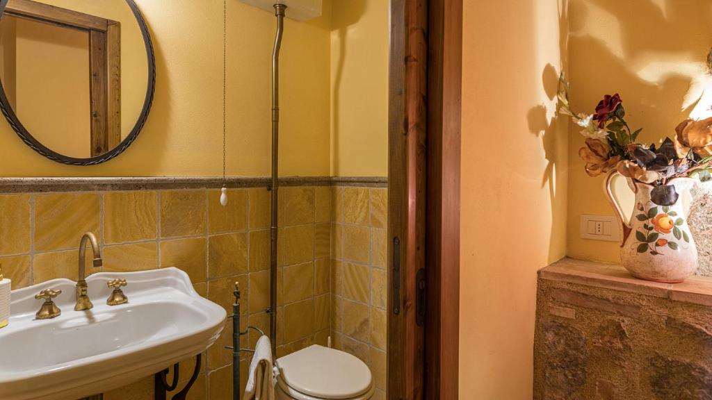 Łazienka w obiekcie VILLA IL FORAMASSO 10&2, Emma Villas