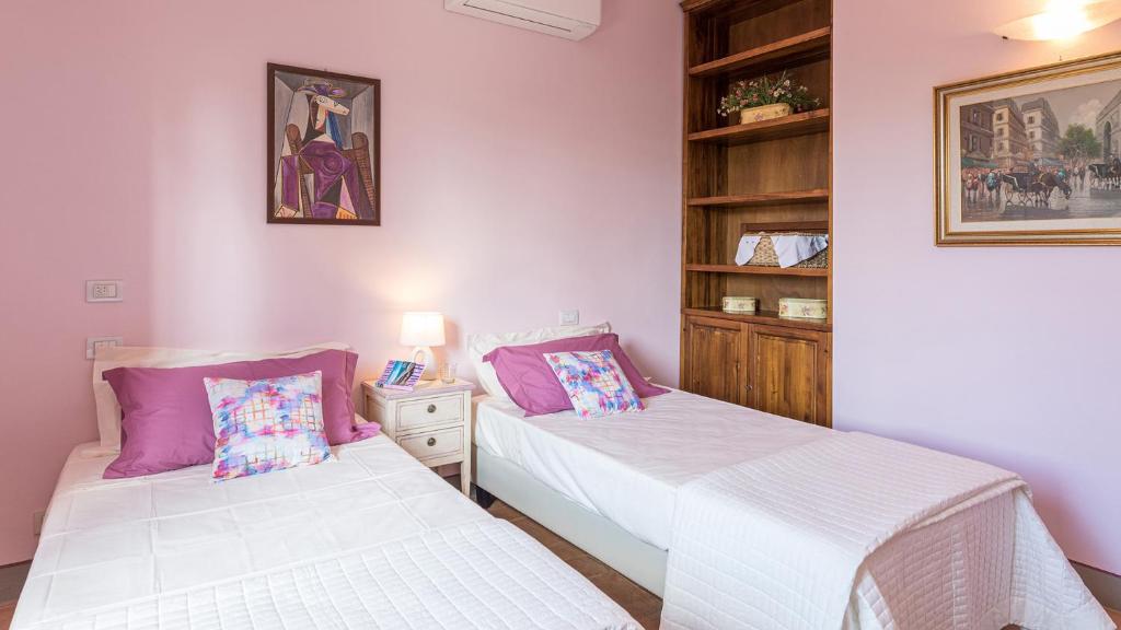 Łóżko lub łóżka w pokoju w obiekcie VILLA IL FORAMASSO 10&2, Emma Villas
