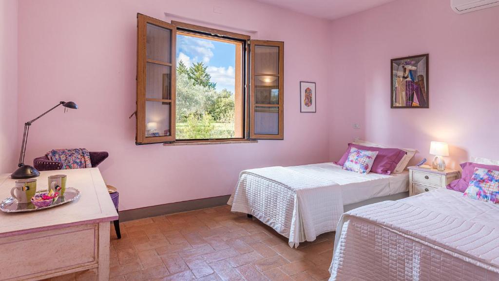 Łóżko lub łóżka w pokoju w obiekcie VILLA IL FORAMASSO 10&2, Emma Villas