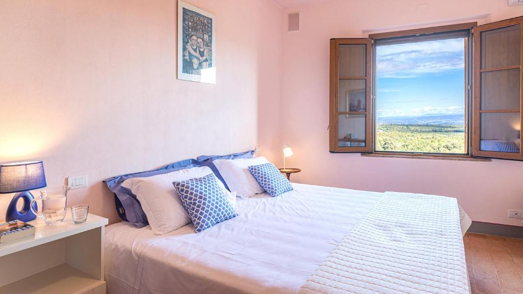 Łóżko lub łóżka w pokoju w obiekcie VILLA IL FORAMASSO 10&2, Emma Villas