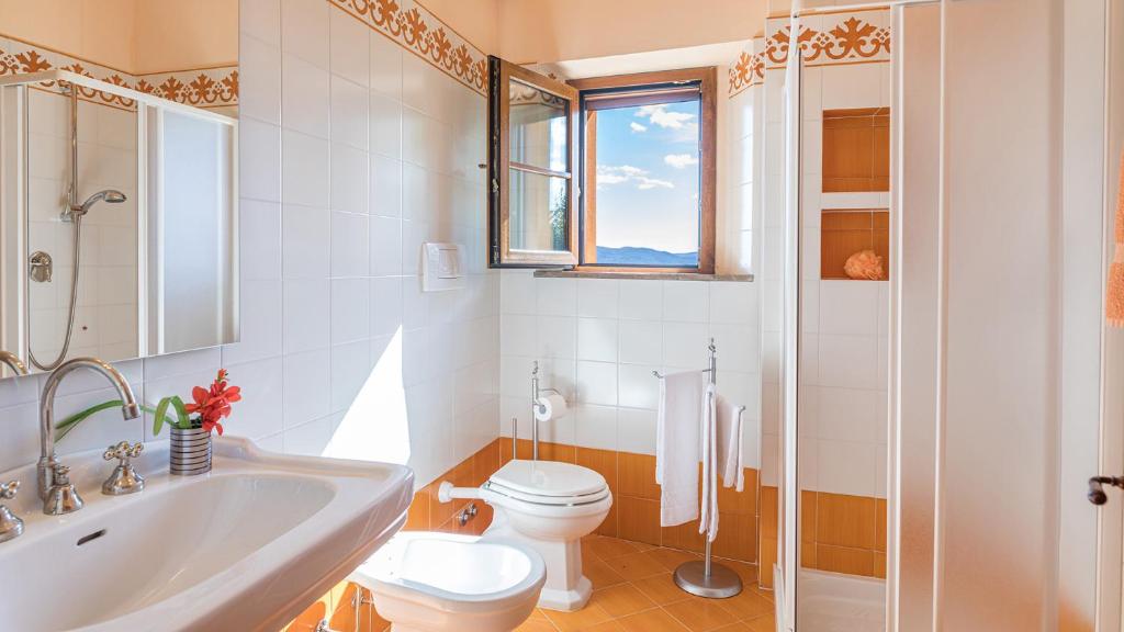 Łazienka w obiekcie VILLA IL FORAMASSO 10&2, Emma Villas