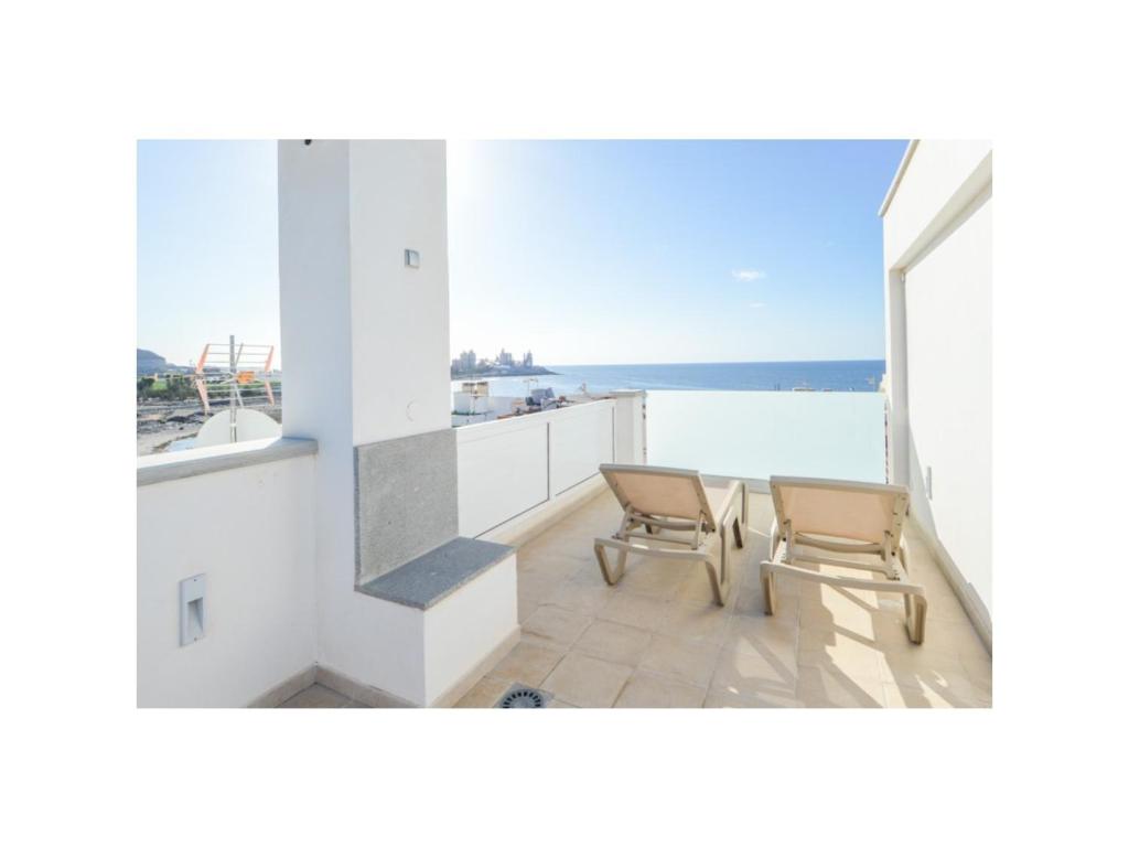 balcón con 2 sillas y vistas al océano en SUNNY DAY Deluxe 14, en La Playa de Arguineguín