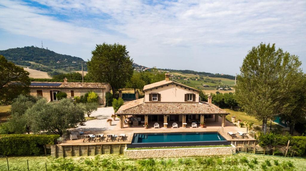 una finca con piscina y una casa en Villino Bruna 6, Emma Villas en Bertinoro