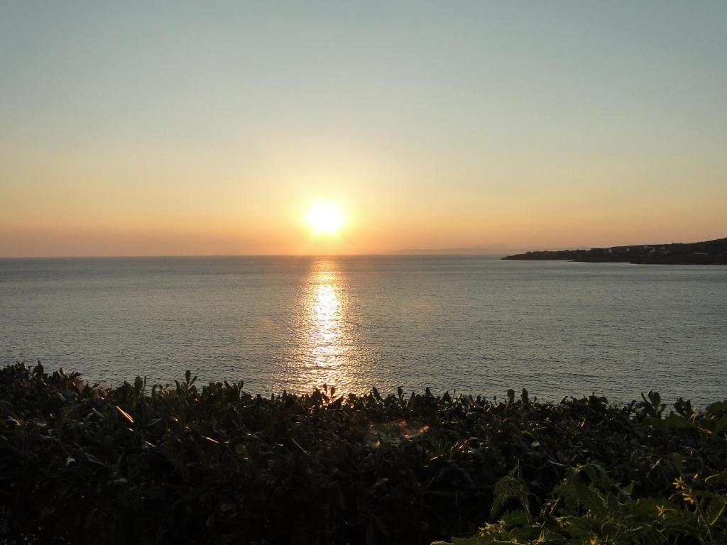 einen Sonnenuntergang über dem Meer mit Sonnenuntergang in der Unterkunft Veranda to Aegean in Ligia