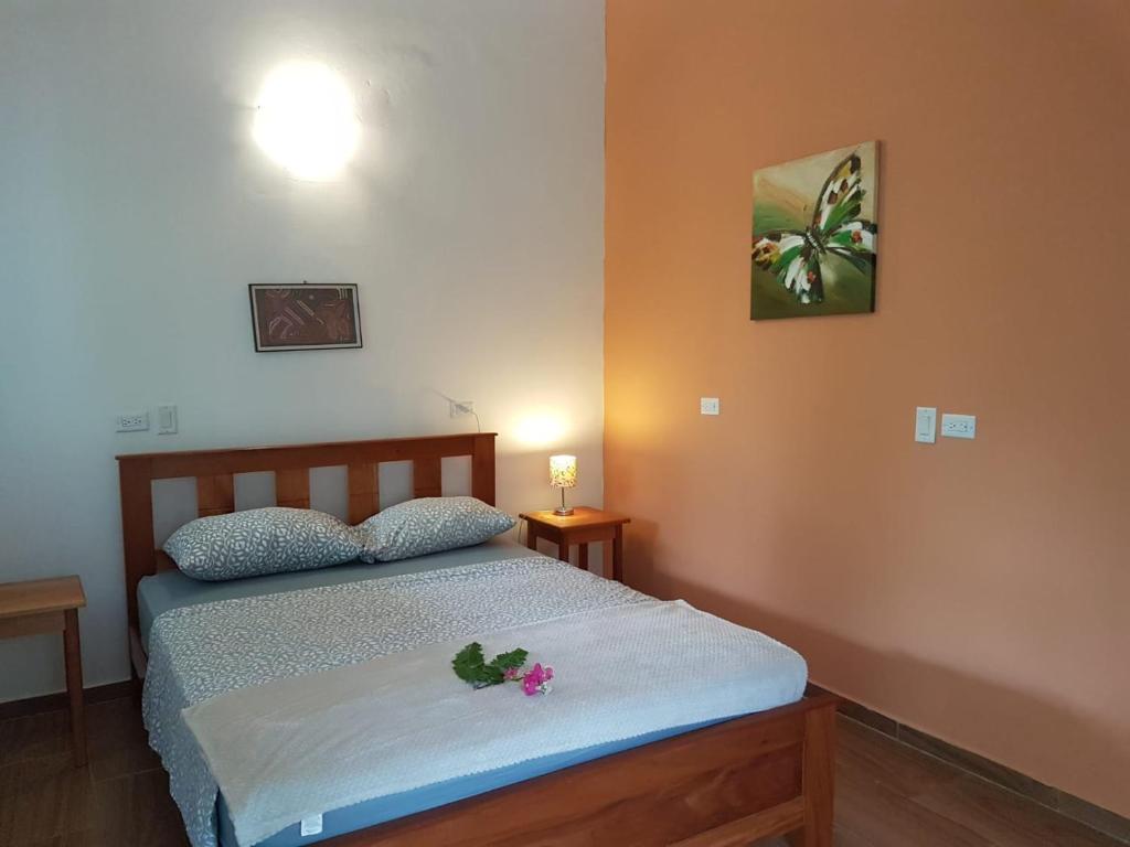 Un dormitorio con una cama con flores. en Magic Mountain Lodge en Las Lajas