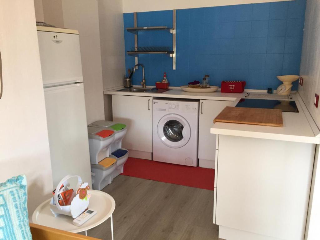A kitchen or kitchenette at Appartamento vacanze Villasimius