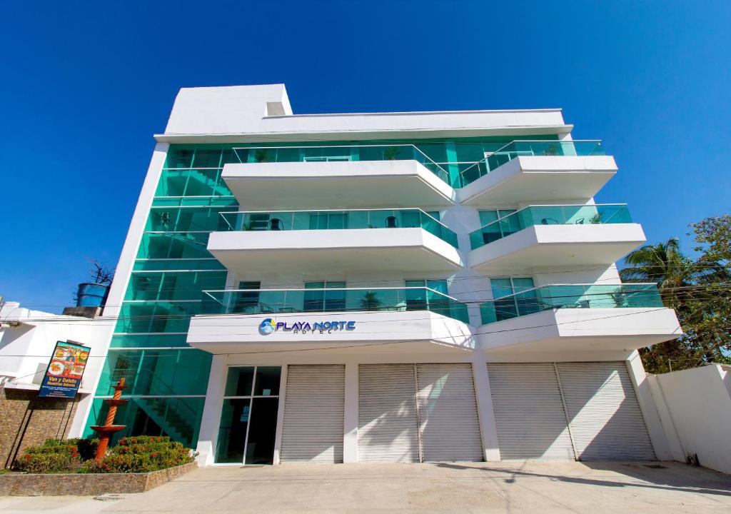 un edificio con un cartel en el costado en Playa Norte Hotel en Cartagena de Indias