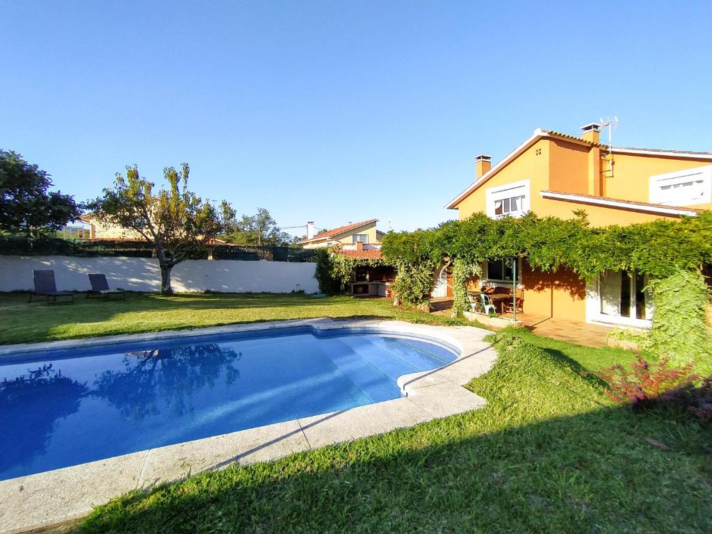 einen Pool im Hof eines Hauses in der Unterkunft Casa da Glicia, una casa con piscina privada, para disfrutar y relajarse in Goyán