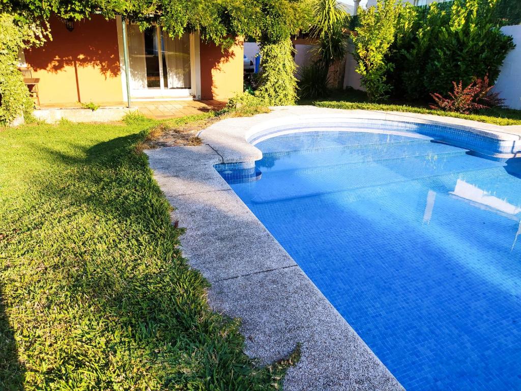 Bazén v ubytování Casa da Glicia, una casa con piscina privada, para disfrutar y relajarse nebo v jeho okolí