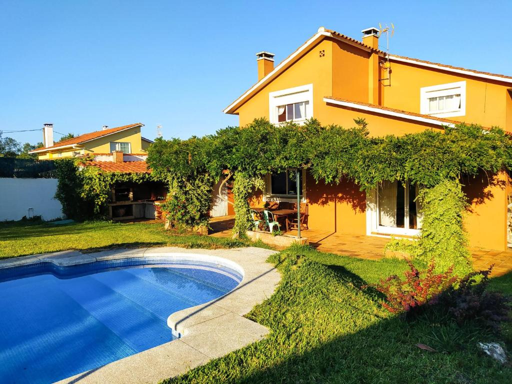 Bazén v ubytování Casa da Glicia, una casa con piscina privada, para disfrutar y relajarse nebo v jeho okolí