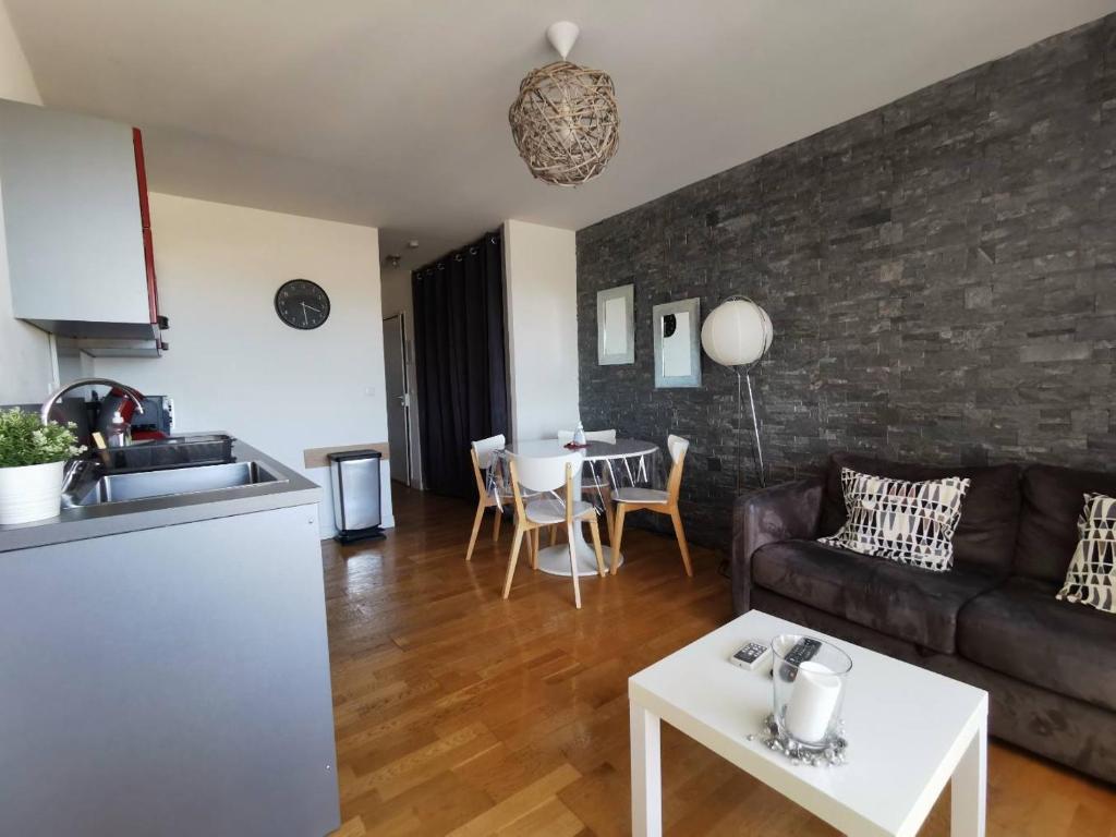 un salon avec un canapé et une table dans l'établissement T2 face à la mer, à Sète