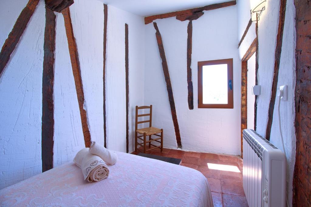 A bed or beds in a room at Cuencaloft Alfonso VIII