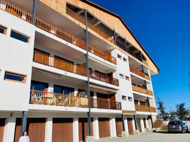 Το κτήριο όπου στεγάζεται  το διαμέρισμα