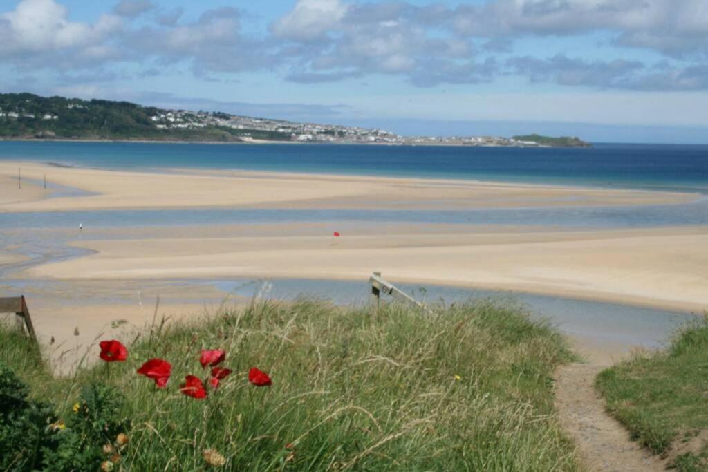 Cosy, Quiet bungalow, one minute from the beach.