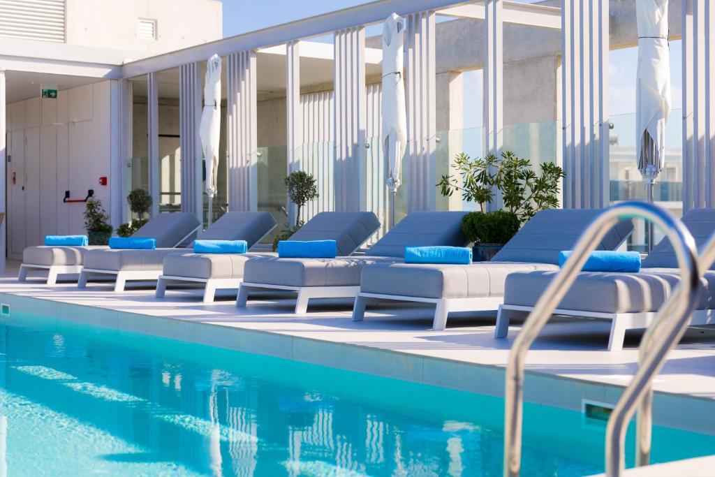 Bazén v ubytování Hotel Indigo Larnaca by IHG-ADULTS ONLY nebo v jeho okolí