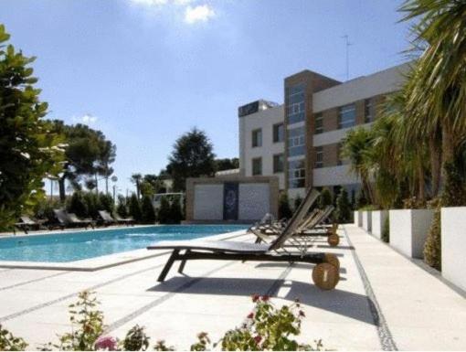 grupa leżaków przy basenie w obiekcie Hotel Pineta Wellness & Spa w mieście Ruvo di Puglia