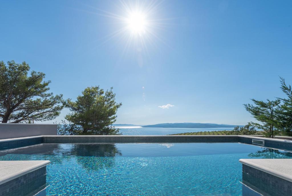 Bazén v ubytovaní Villa Kuk with heated Pool Makarska alebo v jeho blízkosti