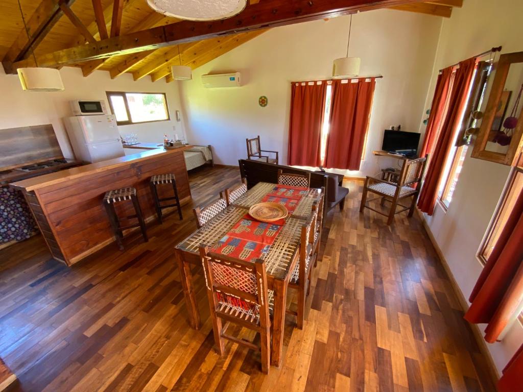 uma vista aérea de uma sala de estar com uma mesa e cadeiras em Cabaña El Churqui em Tafí del Valle