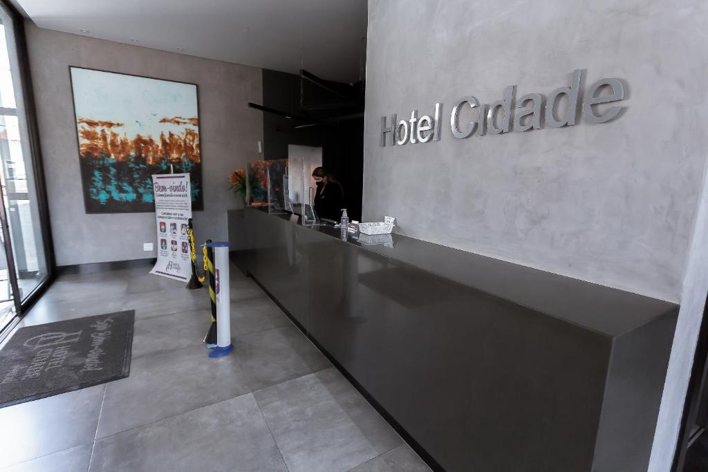 un bâtiment avec un panneau de cartouche d'hôtel sur le mur dans l'établissement Hotel Cidade Araxá, à Araxá
